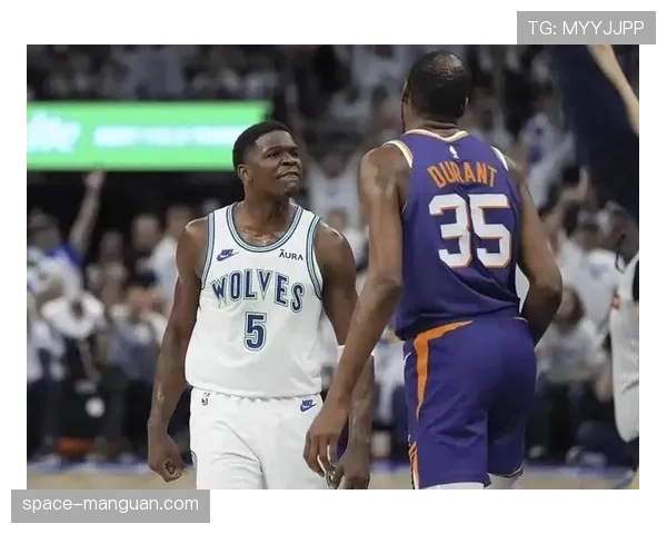 关键时刻,爱德华兹突破吸引三人包夹,冷静分球至底角锁定胜局 关键时刻,爱德华兹突破吸引三人包夹,冷静分球至底角锁定胜局